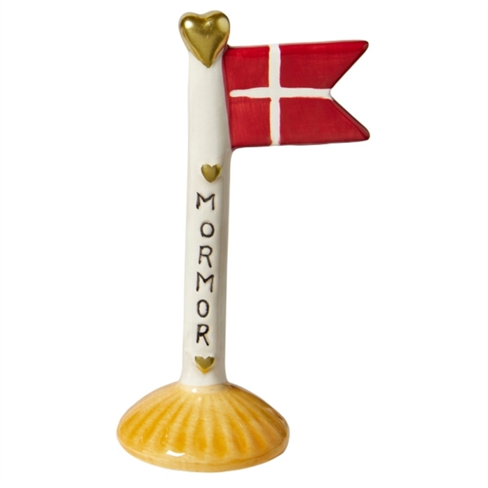Dänische Flagge am Mast mit der Aufschrift „MORMOR“ und goldenen Herzen. Goldfarbener Sockel.