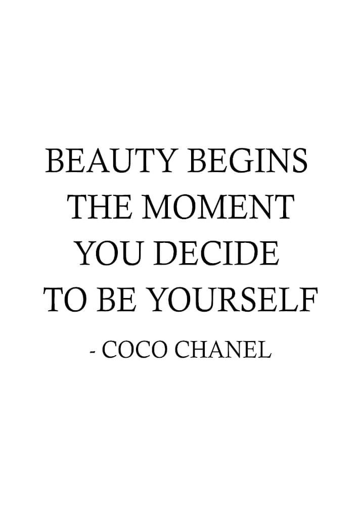 Poster von Coco Chanel mit dem Zitat Beauty Begins