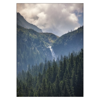 Poster - Bäume am Berg mit Wasserfall