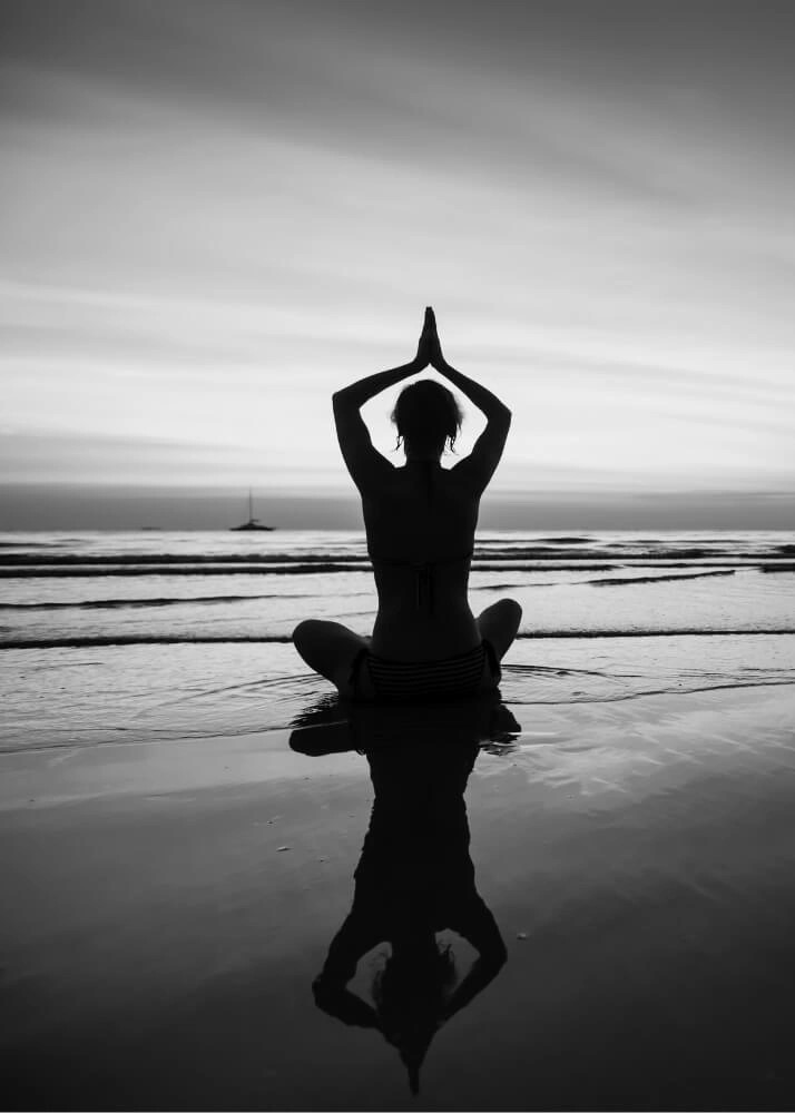 Poster - Mediation am Meer. Beruhigendes Poster mit dem Motiv einer Person, die in Meditationshaltung am Strand sitzt.