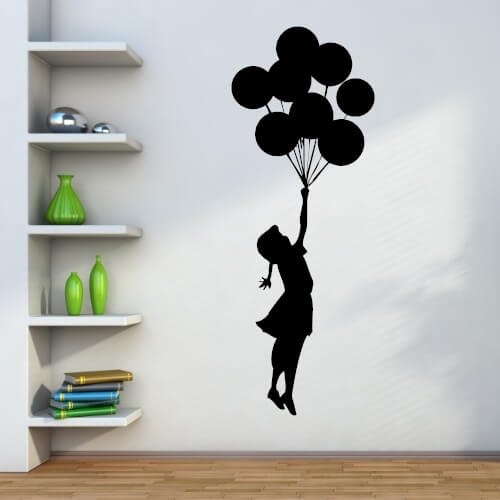 https://www.sohu-shop.de/images/wallstickers/pige-flyvende-med-balloner-banksy-wallsticker.webp